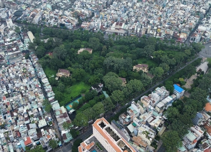 Hiện trạng đường Trần Bình Trọng (bên trái) bên cạnh khu đất số 1 Lý Thái Tổ, tháng 10/2025. Ảnh: Giang Anh
