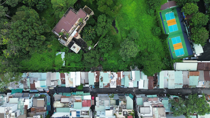 Đường Trần Bình Trọng nhỏ hẹp lại ở khu dân cư đông đúc nên thường ùn tắc. Ảnh: Quỳnh Trần