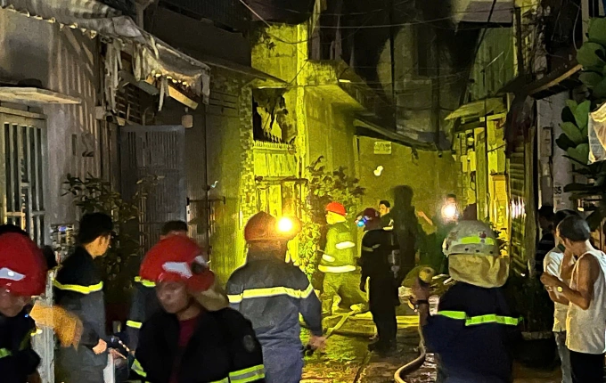 Lính cứu hoả kiểm tra hiện trường vụ cháy. Ảnh: Minh Hoàng