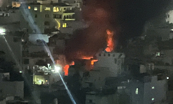 Kho phế liệu nằm giữa khu dân cư. Ảnh: Minh Bằng