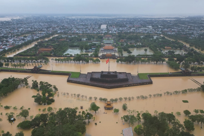 Kinh thành Huế bị nước lũ bủa vây ngày 28/10. Ảnh: Võ Thạnh