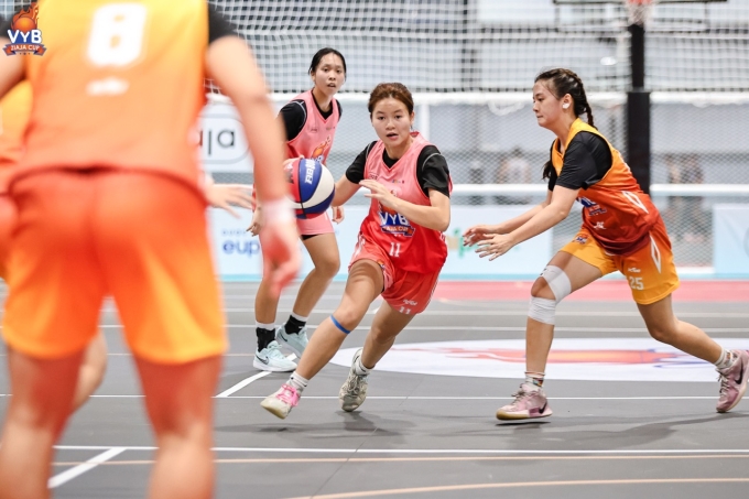 Lý Hà My (số 11 áo hồng) - THPT Vinschool The Harmony là một trong những tay ném tốt nhất trận. Ảnh: VYB