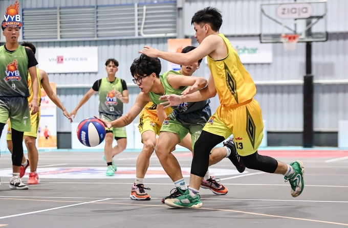 THPT Việt Đức (áo vàng) gặp THPT Phan Huy Chú - Đống Đa (áo xanh). Ảnh: VYB