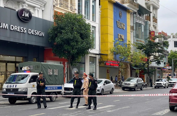 Cảnh sát phong toả đường Lê Hoàn, khám nhiều tiệm vàng ngày 31/10. Ảnh: Lê Hoàng