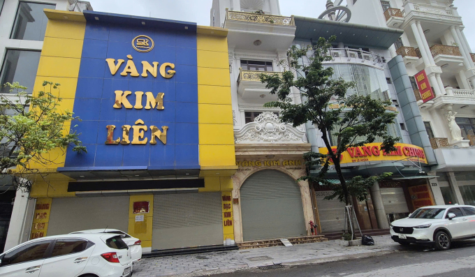 Hai trong số hiệu vàng lớn trên phố Lê Hoàn đóng cửa, chiều 1/11. Ảnh: Lê Hoàng