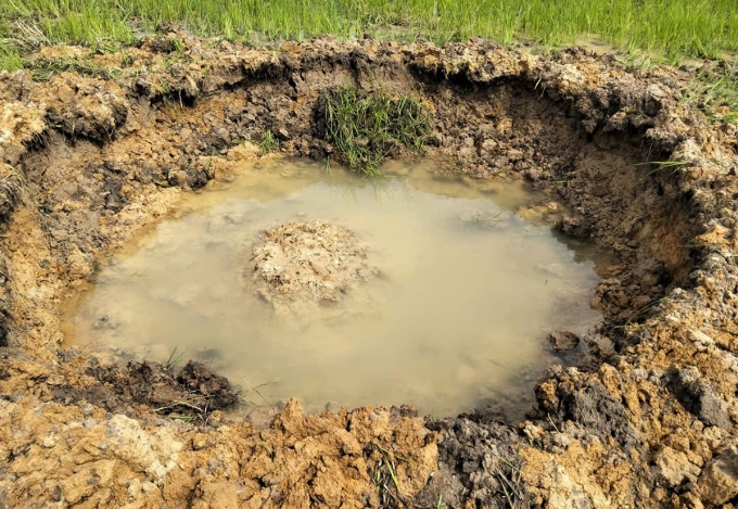 Vụ nổ tạo hố sâu trên ruộng. Ảnh: Dong Nguyen