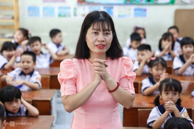 Học sinh và giáo viên trường Tiểu học Bùi Văn Mới, phường Phước Long, TP HCM, tháng 9/2025. Ảnh: Quỳnh Trần