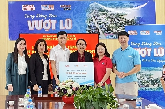 Đại diện các đơn vị tài trợ trao tượng trưng 175 triệu đồng cho Trường Mầm non Kim Lư tái thiết sau bão. Ảnh: Diệu Hương