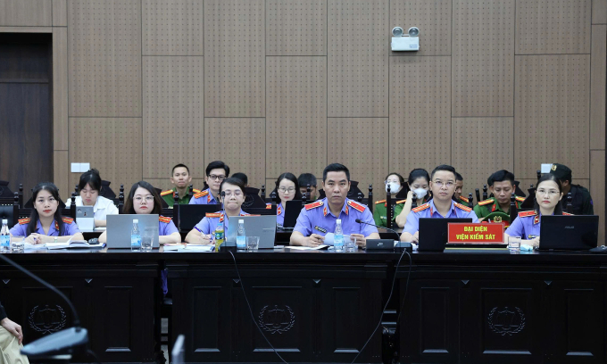 Các kiểm sát viên VKSND Hà Nội thực hành quyền công tố tại tòa. Ảnh: Danh Lam