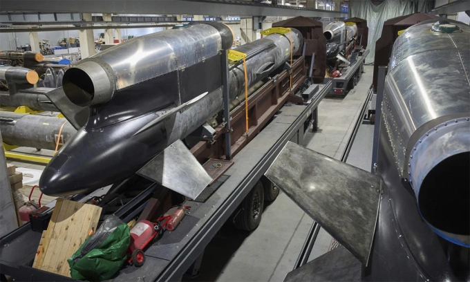 Tên lửa Flamingo tại xưởng sản xuất bí mật của Fire Point ngày 14/8. Ảnh: AP