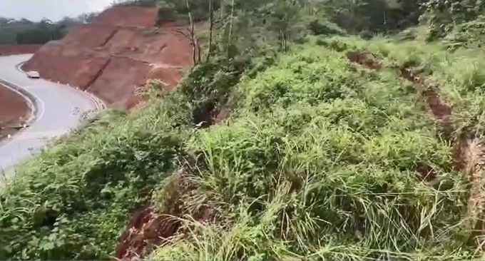 Vết nứt trên quốc lộ 24. Ảnh: Trường Sơn