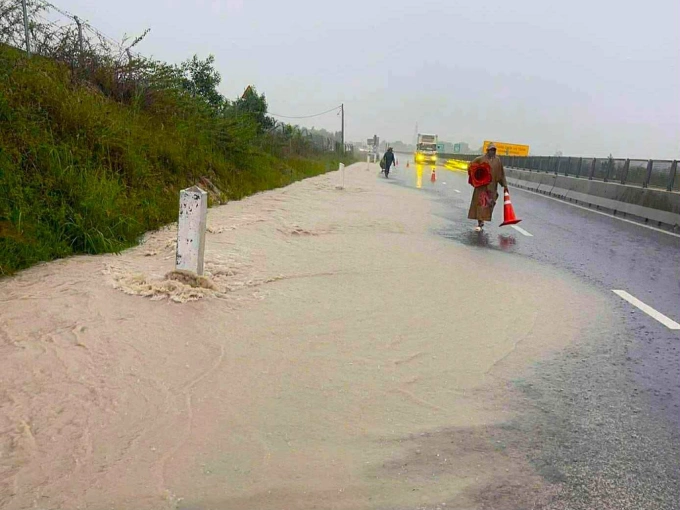 Nước lũ tràn xuống cao tốc Vĩnh Hảo - Phan Thiết hướng Bắc vào Nam. Ảnh: Ban quản lý đường bộ IV