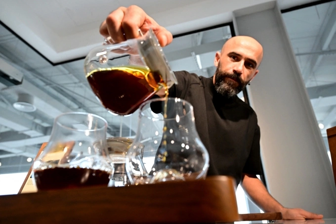 Barista Serkan Sagsoz, người đồng sáng lập quán cà phê Julith, đang pha tách cà phê với giá gần 1.000 USD tại Dubai hôm 30/10. Ảnh: AFP