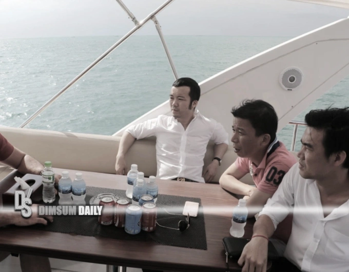 Chen Zhi (giữa) cùng các đồng sự trên thuyền thăm một hòn đảo ở Sihanoukville, Campuchia năm 2017. Ảnh: DimsumDaily