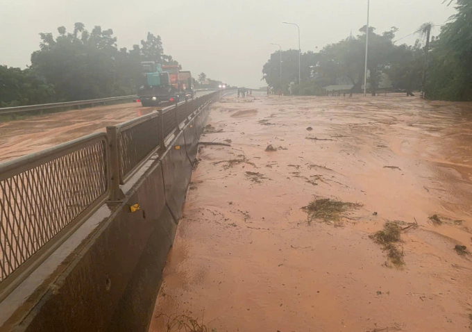 Quốc lộ 1 qua xã Lương Sơn, tỉnh Lâm Đồng, bị cát lấp chiều nay. Ảnh: Khải Nguyên