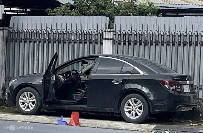 Ôtô đậu bên đường được phát hiện có thi thể cô gái trong cốp xe. Ảnh: Đình Văn