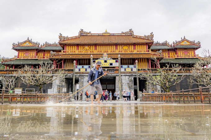Đại nội Huế mở cửa đón khách sau khi lũ rút. Ảnh: Võ Thạnh