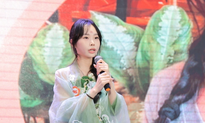 Yuan Zhou Li trong phần thi hùng biện, ngày 31/10. Ảnh: Trường Đại học Hà Nội