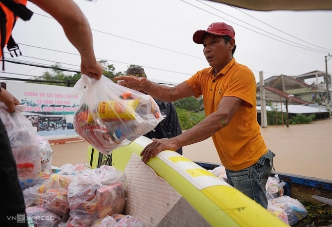 Người dân Cẩm Kim (phường Hội An) nhận hàng cứu trợ từ các tổ chức thiện nguyện, chiều 30/10. Ảnh: Nguyễn Đông