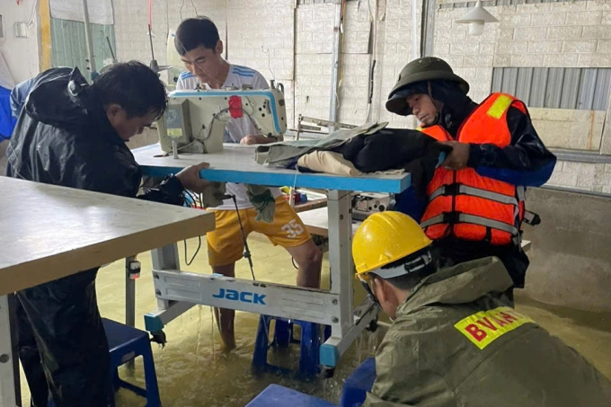 Anh Việt cùng dân quân địa phương kê máy may. Ảnh: Hữu Việt