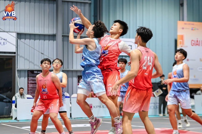 Một pha tranh bóng trong trận đấu giữa THPT Ngôi Sao Hoàng Mai (áo xanh) và THPT Vinschool The Harmony. Ảnh: VYB