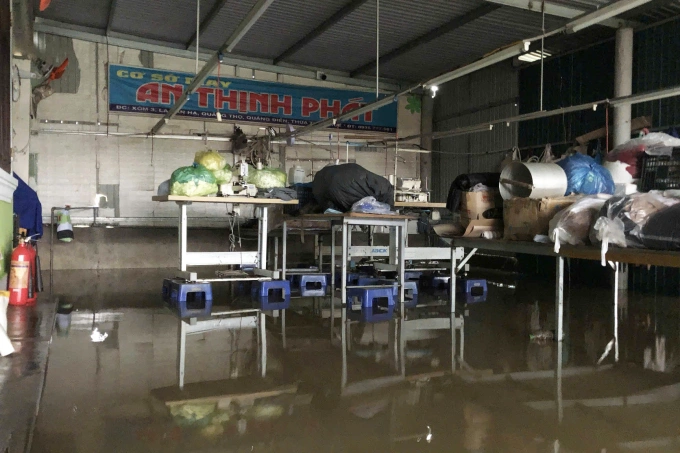 Nước lũ tràn vào cơ sở may của anh Việt chiều 2/11. Ảnh: Hữu Việt
