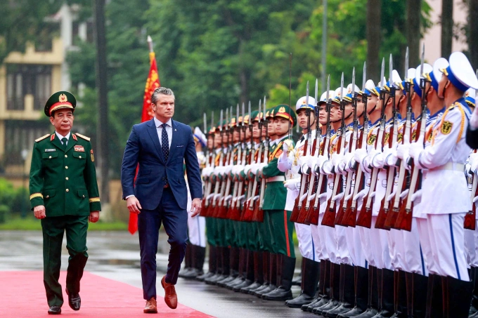 Đại tướng Phan Văn Giang, Bộ trưởng Chiến tranh Mỹ Pete Hegseth duyệt đội danh dự. Ảnh: Hoàng An