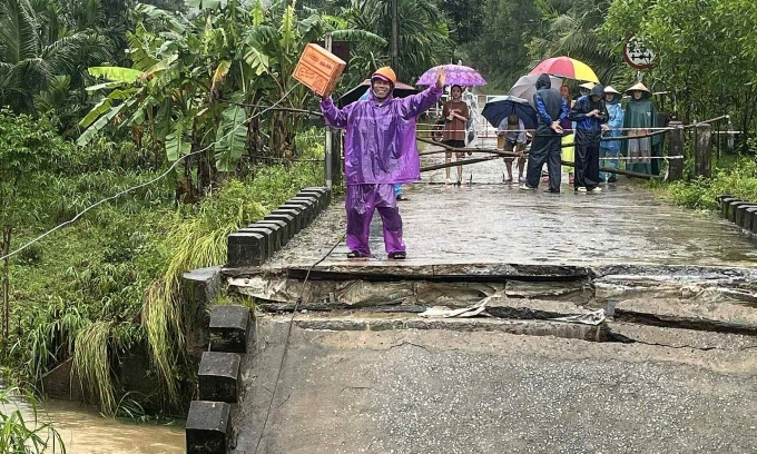 Người dân vui mừng khi được nhận lương thực tiếp tế. Ảnh: Phạm Linh