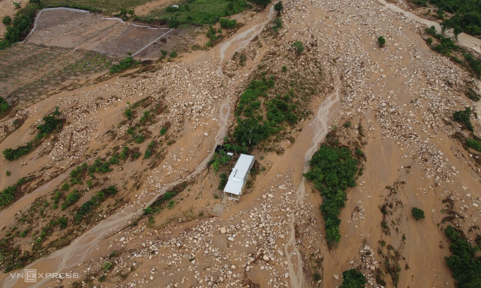 Hiện trường khu vực lũ quét do vỡ hồ, sáng 2/11. Ảnh: Bùi Toàn