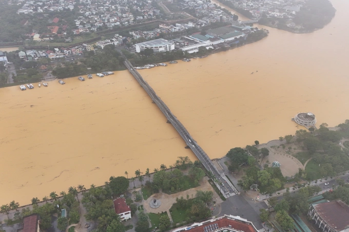 Lũ sông Hương lại dâng lên trong chiều tối 22/11. Ảnh: Võ Thạnh