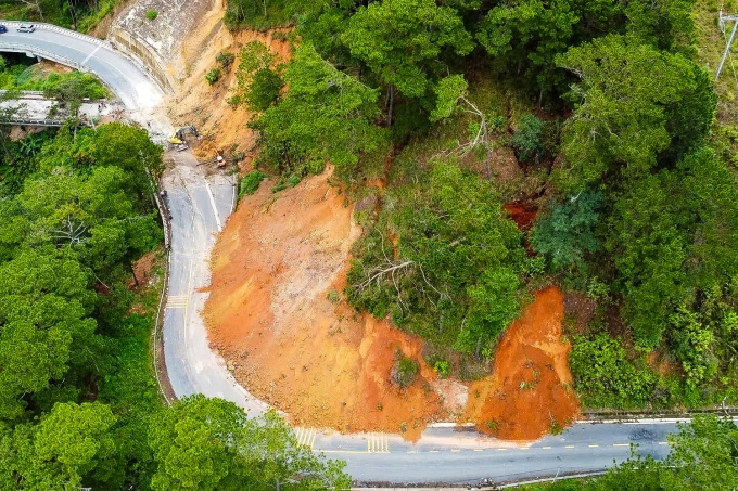 Tại vị trí sạt lở đèo Dran, phía trên đỉnh đồi xuất hiện các vết nứt lớn kéo dài. Ảnh:Khánh Hương
