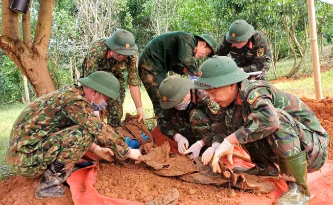 Lực lượng tìm kiếm hài cốt liệt sĩ. Ảnh:Võ Đông