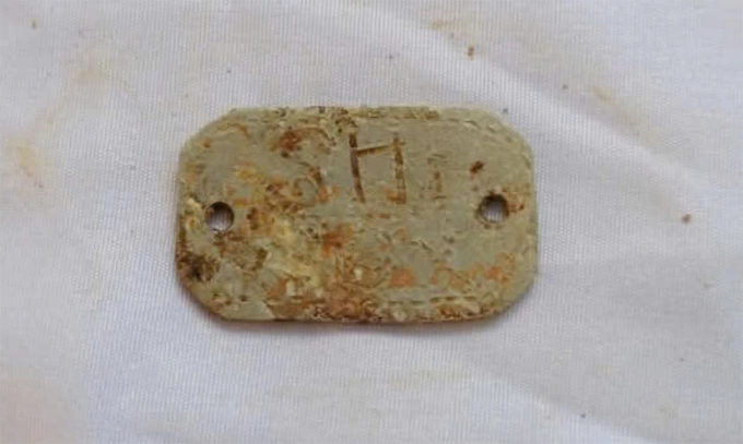 i vật là biển đeo tay làm bằng nhôm có dòng chữ SH 1-99X. Ảnh:Võ Đông