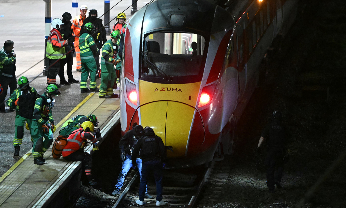 Đâm dao khiến 12 người bị thương trên tàu điện ở London