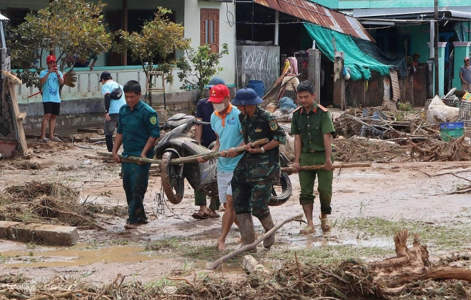Nhiều xe máy hư hỏng do bùn đất vùi lấp. Ảnh: Bùi Toàn