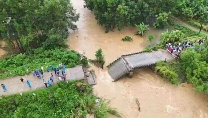 Cầu sập nhìn từ trên cao. Ảnh: Hoàng Thuyên