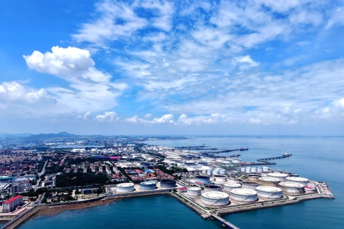 Kho lưu trữ dầu thô nhập khẩu ở thành phố Thanh Đảo, tỉnh Sơn Đông, Trung Quốc hồi tháng 8. Ảnh: AFP