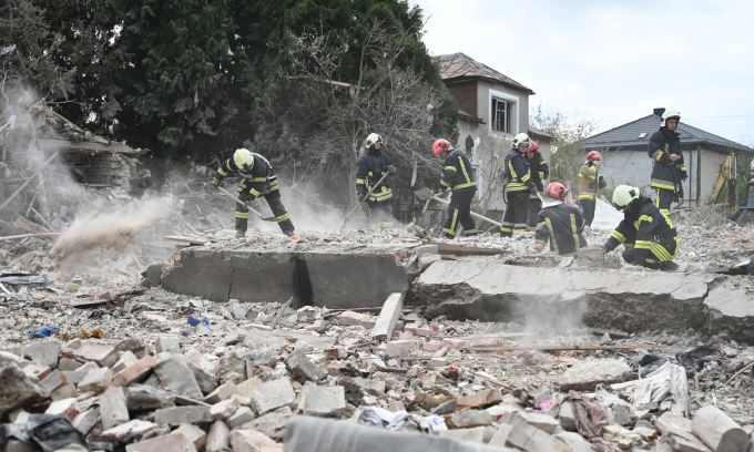 Hiện trường vụ tập kích ở làng Lapaiivka tại tỉnh Lviv, Ukraine hôm 5/10. Ảnh: Reuters