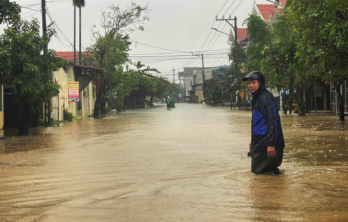 广治省居民清理物品躲避洪水