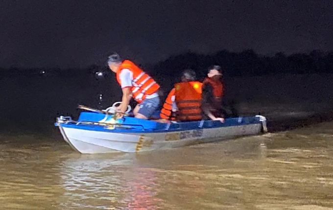 忙着捉蟋蟀,7人被洪水围困