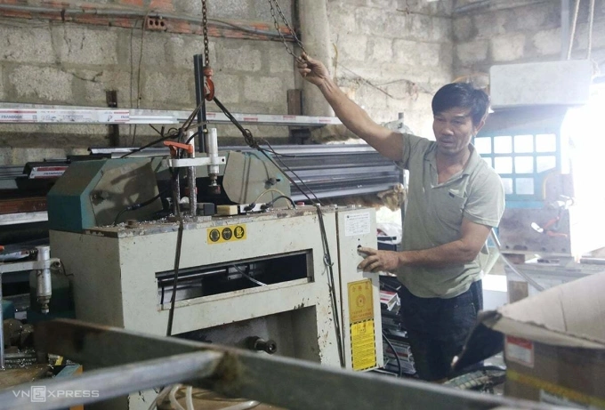 广治省居民清理物品躲避洪水