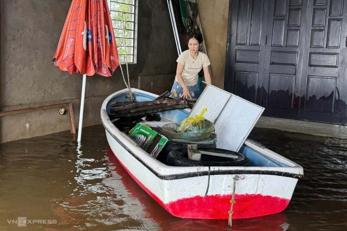 广治省居民清理物品躲避洪水