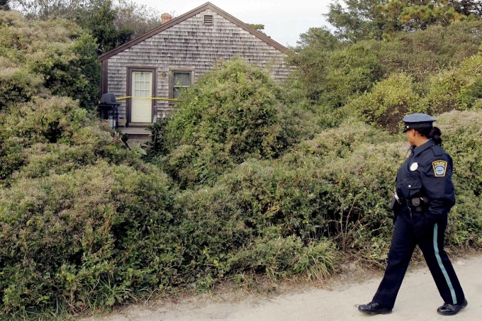 Cảnh sát đứng trước ngôi nhà nơi Elizabeth Lochtefeld bị sát hại. Ảnh: NY Daily News