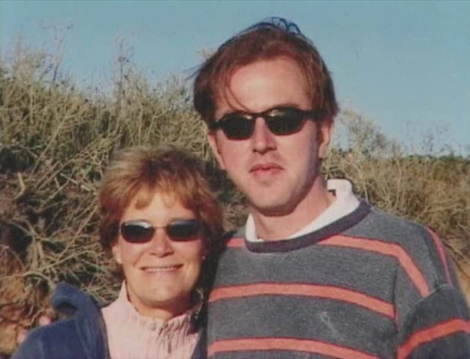 Elizabeth Lochtefeld (trái) từng hạnh phúc bên bạn trai kém 7 tuổi Thomas Toolan. Ảnh: NBC