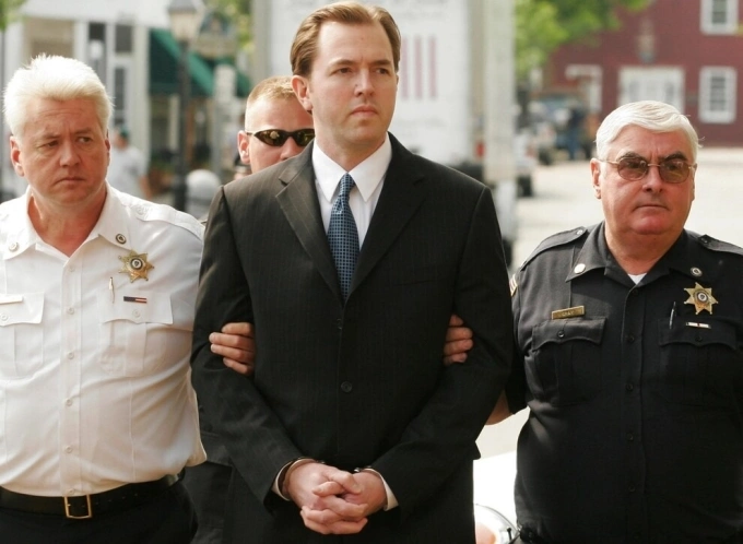 Thomas Toolan bị áp giải đến tòa án tại Nantucket vào tháng 6/2007. Ảnh: Nantucket Current