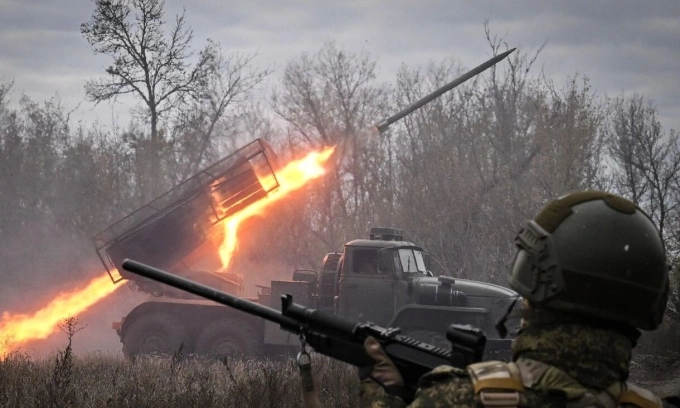 Pháo phản lực Nga khai hỏa ở mặt trận Pokrovsk hôm 17/10. Ảnh: RIA Novosti