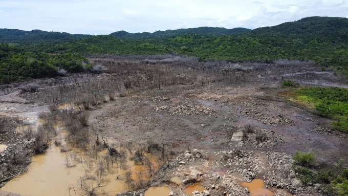 Một góc hồ bị vỡ nằm trên núi cao khoảng 400 m, cách vị trí dân cư hơn 5 km. Ảnh: Bùi Toàn