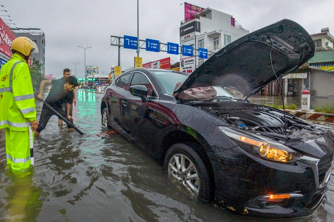 Ôtô chết máy trên đường Tôn Đức Thắng, phải gọi cứu hộ. Ảnh: Ngọc Trường