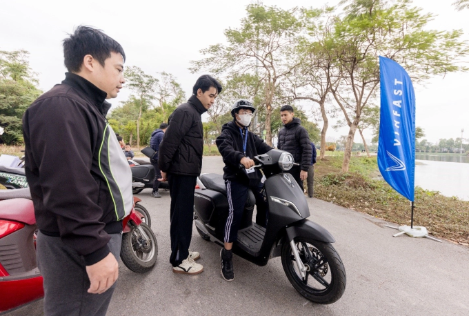 Khách hàng lái thử xe máy điện tại Vietnam Sustainable Mobility Show 2024. Ảnh: Minh Quân