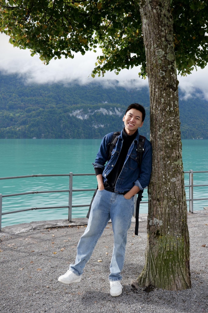 Khoai Lang Thang chụp lưu niệm ở Thụy Sĩ. Ảnh: NVCC